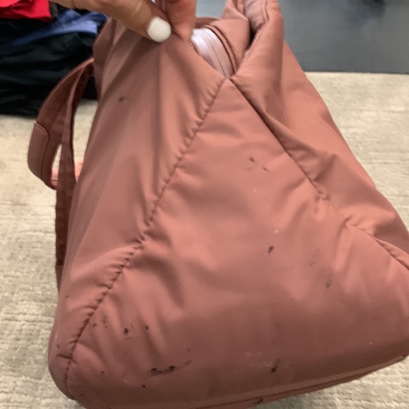 Lululemon tennis bag, Mauve, a few ink stains as pictured - Picture 5 of 6